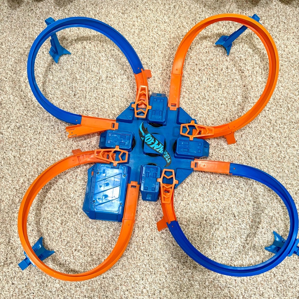 Hot Wheels Criss Cross Crash track set, 4 Intersections for Crashing